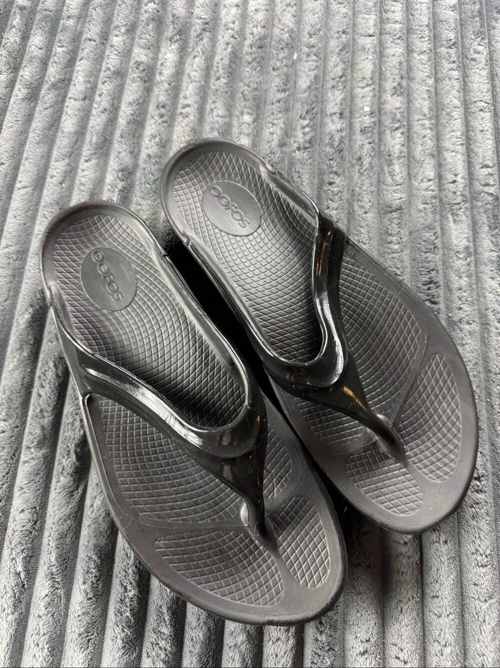 Oofos Womens Oolala Black Sandals Size 11
